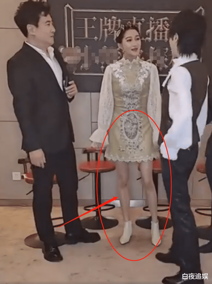 关晓彤▲“王牌家族”玩直播，失去精修后，关晓彤的腿是认真的吗？