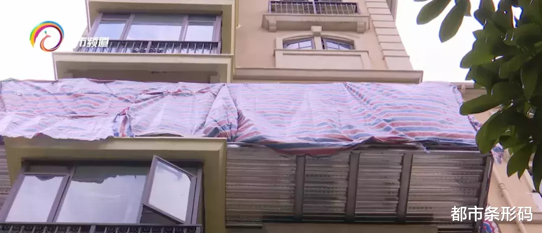 美国政府|抬头一看多了个阳台！楼下住户担心有安全隐患，还影响采光，城管调查后...