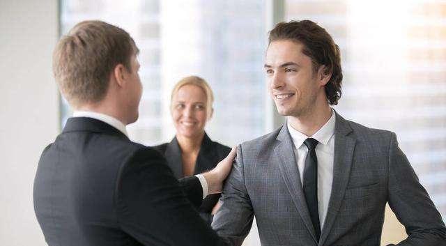 |空降领导向老员工示好，低情商的沾沾自喜，高情商的知道他的伎俩