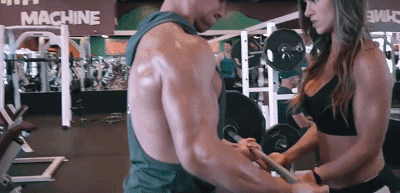 [健身]情侣一起健身8年，瘦小的身材变强壮了，魅力也大大提升！