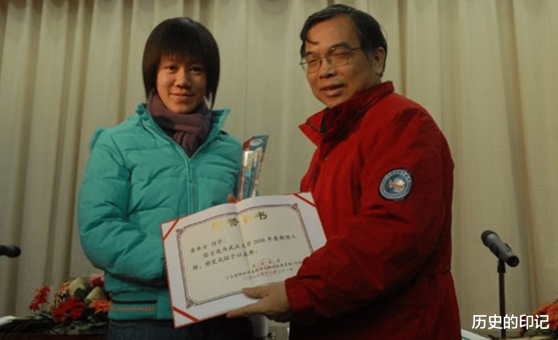 『女孩』13年前身背瘫痪父亲上学,高考763分的黄来女,其现状如何?