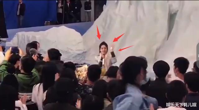 『赵丽颖』继王一博后,赵丽颖《有翡》杀青现场,话筒说话眼泪直流,握拳说“江湖再见”