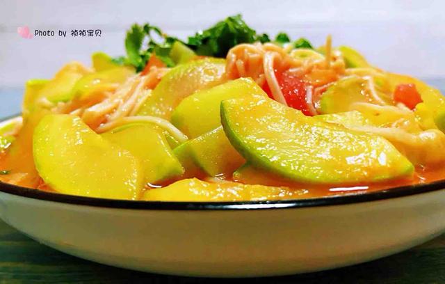 「金针菇」西红柿和“它”一起炒，润肠减脂，晚餐这么吃，衣服穿回最小码