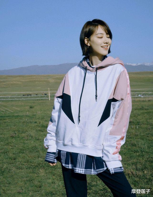 卫衣|王冠剪短发了,穿卫衣叠穿格纹衬衫很时尚,嫩得就像个18岁的少女