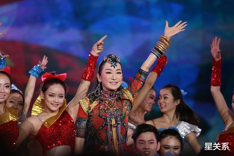 春晚|3次上春晚“公然假唱”，与富豪认识90分钟领证，今39岁成人生赢家