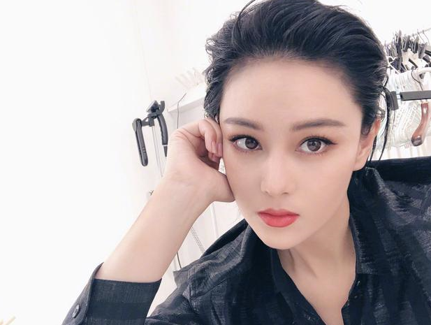 ：张馨予高调晒自家豪宅外景，大花园布置如世外桃源，何捷家装修风格太独特