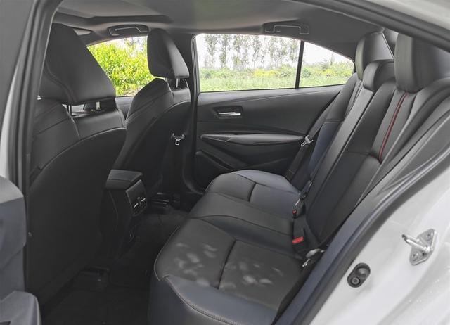 丰田雷凌|人生第一辆车，在轩逸和雷凌之间选择，最后提了雷凌运动版