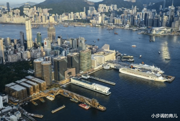 香港最有钱的包租婆，这两栋大楼都是她的，每年收租135亿