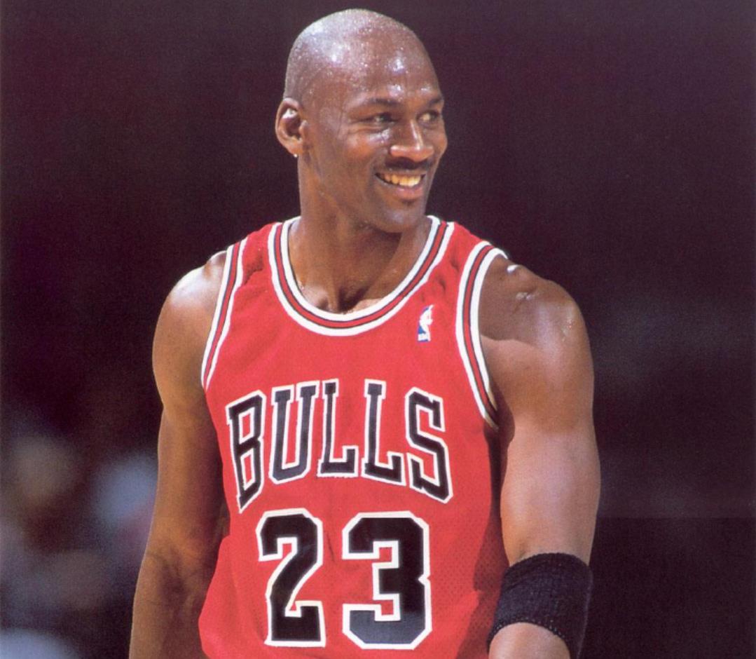 「迈克尔·乔丹」乔丹1年级场均砍下28分7板6助，同期状元奥拉朱旺和榜眼的数据呢