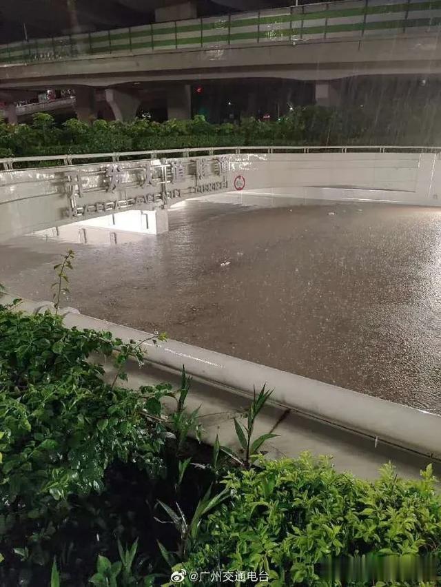 『广州市』广州昨夜今晨暴雨致多路段水浸！这些路段交通受阻，部分列车停运