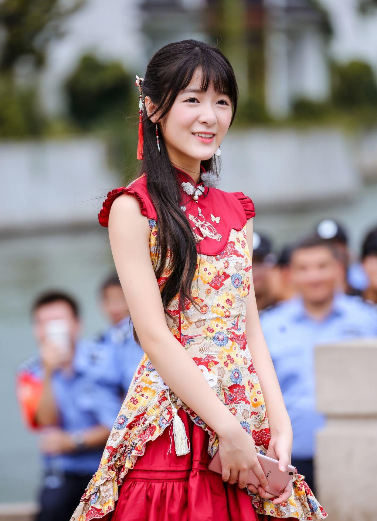 「徐娇」假小子变成了初恋女神。徐娇撕下周星驰给她的标签