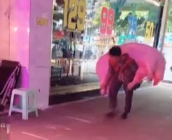 浙样的生活|1米6男子扛起400多斤猪肉，靠双肩养活一家人，网友：敬佩！