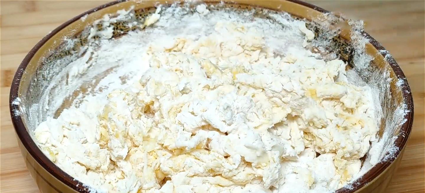 「油饼」面粉很神奇的做法,杯子一按放锅里,个个空心鼓大泡,简单的美味