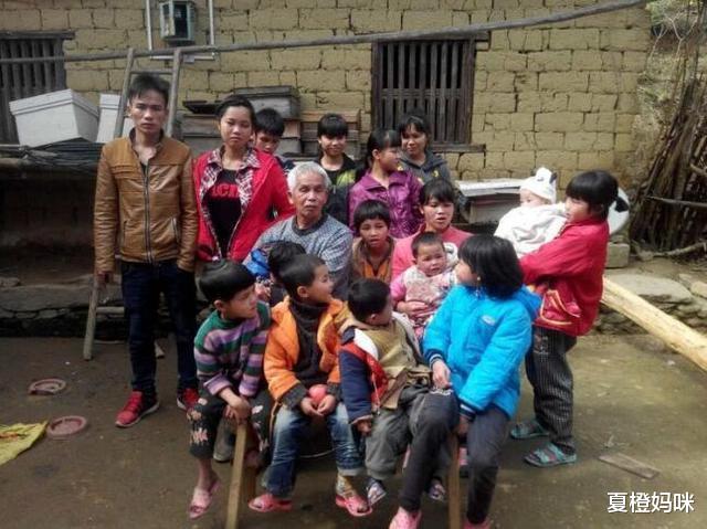 19岁少女嫁给49岁男人,因怕丢人而生了15个孩子,生育能力太强