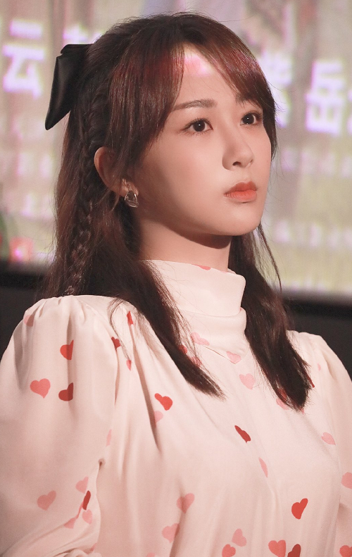 杨紫|难怪都说杨紫“照骗”，邓超晒与她现场合影，原相机的脸看懵网友！