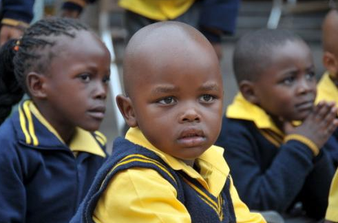 『法国』法国已“黑化”，马克龙访问法国小学像来到非洲，我还以为进错门了！