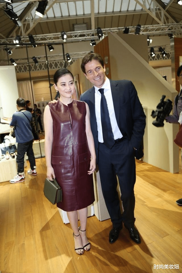 穿衣搭配|梅婷瘦下来真的太美了,穿无袖皮裙配低马尾,高级又优雅大气