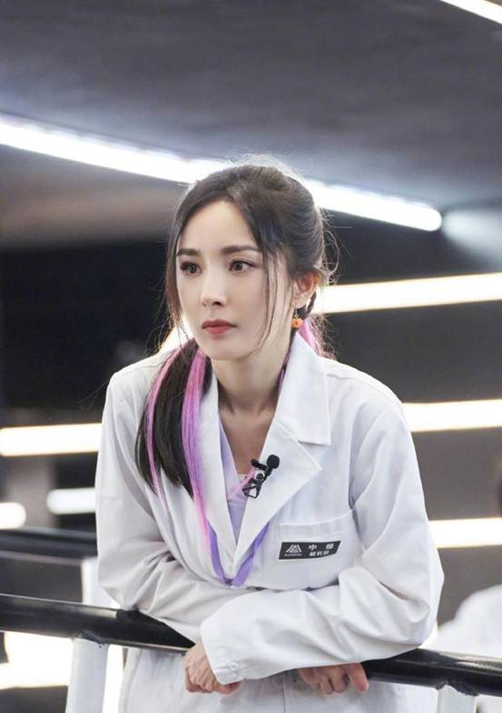 杨幂|杨幂就是个“时髦精”，白大褂搭配高马尾，气质太惊艳