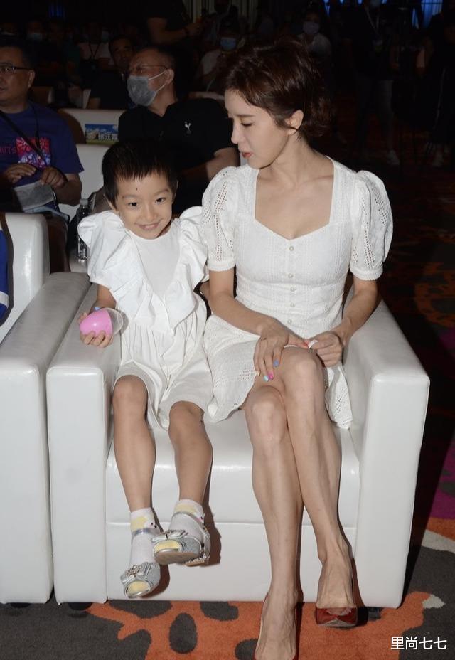 穿衣搭配|金巧巧这是要干嘛？自己留长发却给女儿剃寸头，穿裙子也像小男孩