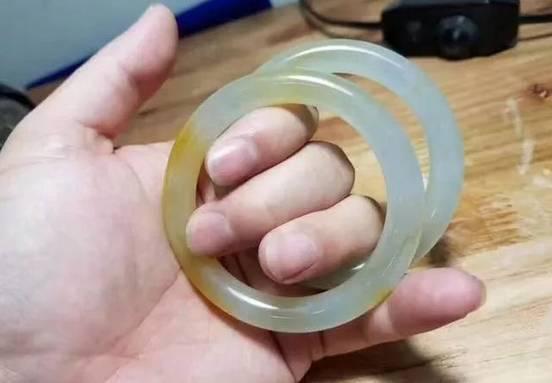 『翡翠』厉害了，翡翠原石赌石切出2条手镯就得带上验钞机数钱！