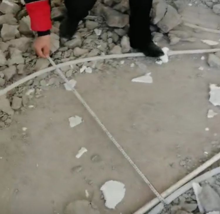 老杨带你看 质疑偷工减料!K2海棠湾20多户业主砸开地面,发现地暖管间隔