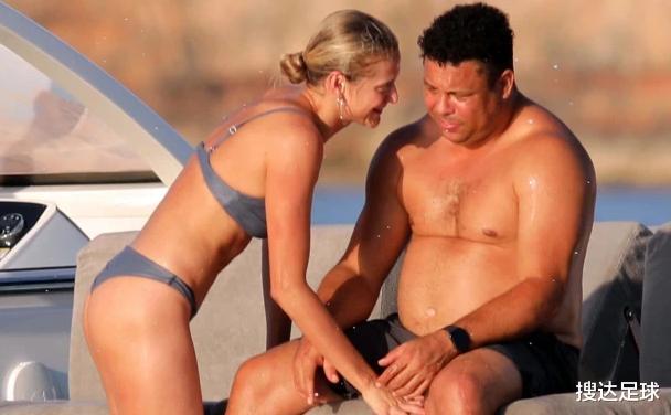 罗纳尔多|大罗最新生活照曝光！跟90后模特女友在度假，大肚腩还有鱼人线