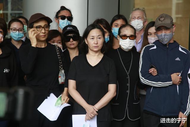 何鸿燊|77岁蓝琼缨送别何鸿燊罕见同框四太梁安琪，两人相争多年恩怨随风