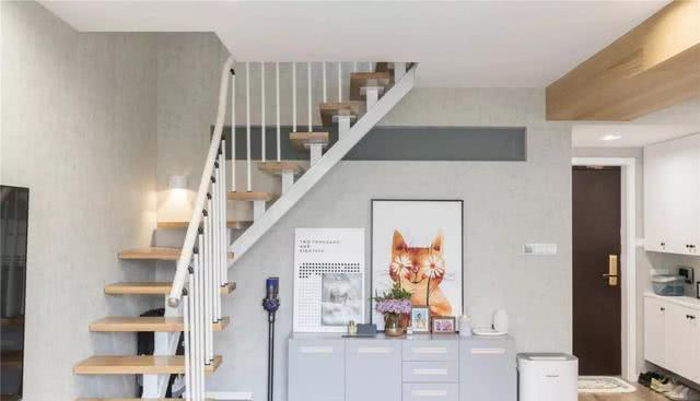 85㎡小复式，开放式客餐厨十分敞亮，木凳电视柜个性又可爱