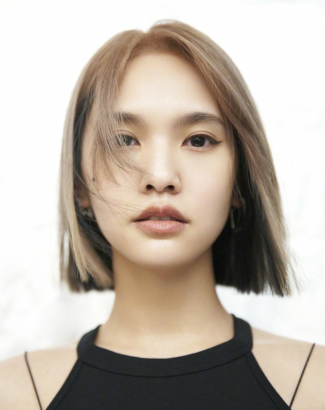 杨丞琳|杨丞琳晒换发型后的首个穿搭照，此前曾被李荣浩赞为天下第一美人。眼光真毒