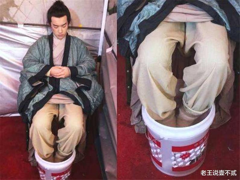 片场|明星片场休息，黄晓明抱着baby睡觉，鹿晗在玩水枪，而她却在抠脚