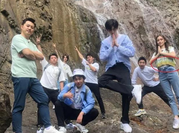 『Angelababy』?杨颖终于舍得让出C位，看清“中间人”身份，看来是有心没胆