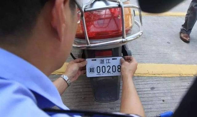 「电动车」电动车没证不准上路，当看到驾考费用后，车主：变相“收钱”？