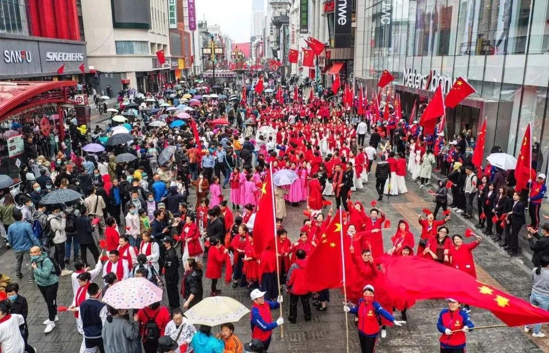 西湖|人山人海中，小学生蹲西湖边写作文，理由亮了！