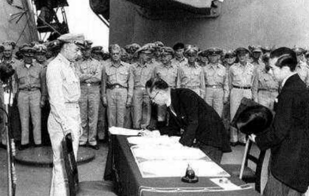 日军▲日本投降后，中国士兵打开日军仓库，看到眼前的景象，竟气得浑身发抖