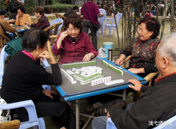 觉得中国麻将丑,美国女子独立“发明”白人麻将,看着好气!