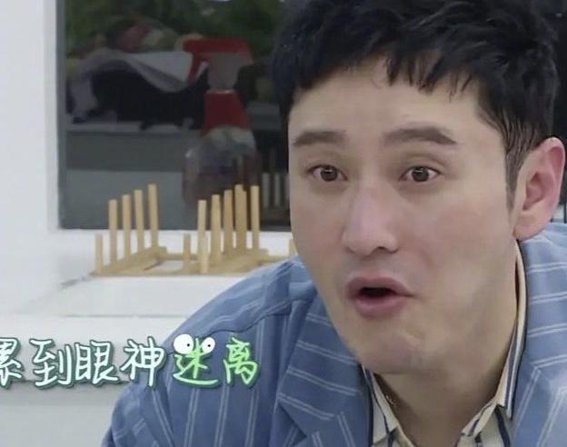 黄晓明|中年危机！黄晓明素颜发际线堪忧，不停被劝酒仍强打精神
