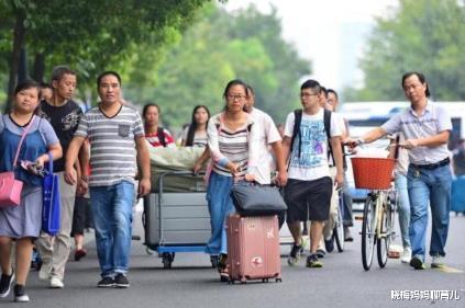 大学|大一新生开学报到, 要不要带上父母？学姐哭诉：现在想起来都后悔