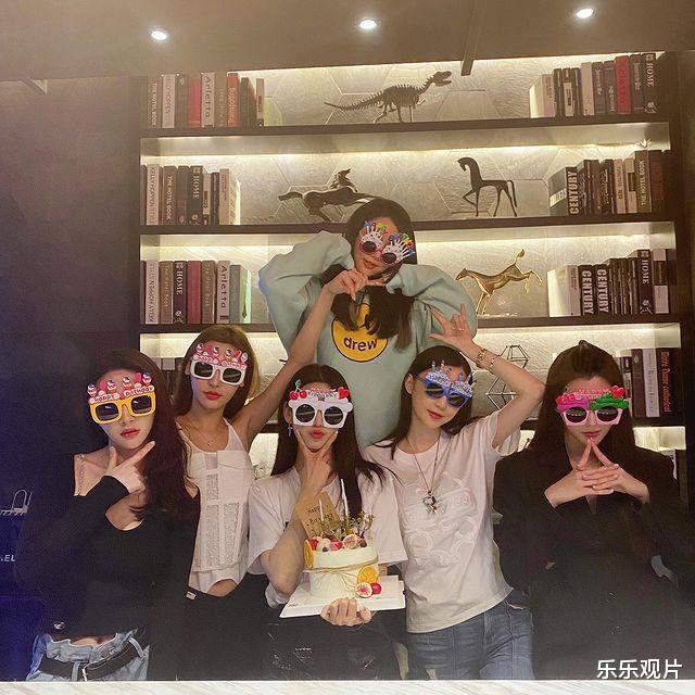 潘玮柏|宣云为姐妹庆生,6人女人嘴巴和脸长一样,潘玮柏认得出来吗?