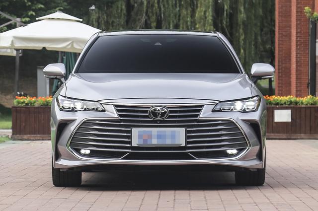 「丰田」丰田又成功了！30万的车换个壳降10万，上市后就成了销量冠军