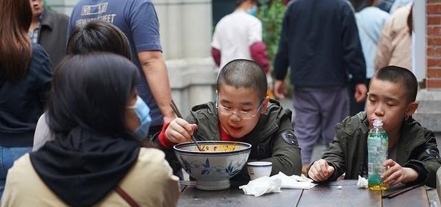 陕西▲北方的碗到了南方就是“盆”，看陕西人咥面的碗有多大？惊掉下巴