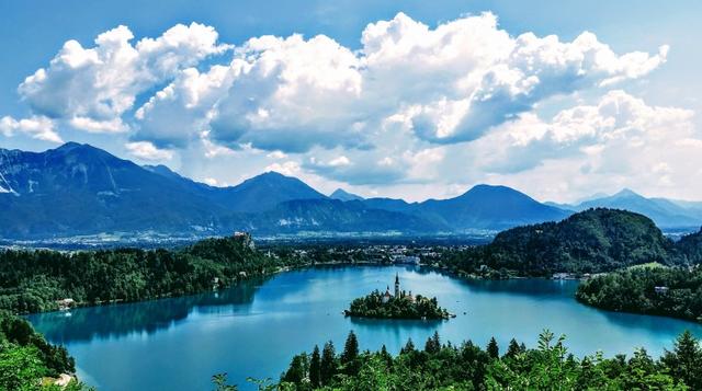 【双鱼座】生肖蛇：5月中旬甩掉烦恼，好运缠身，事业爱情双丰收，快来接喜