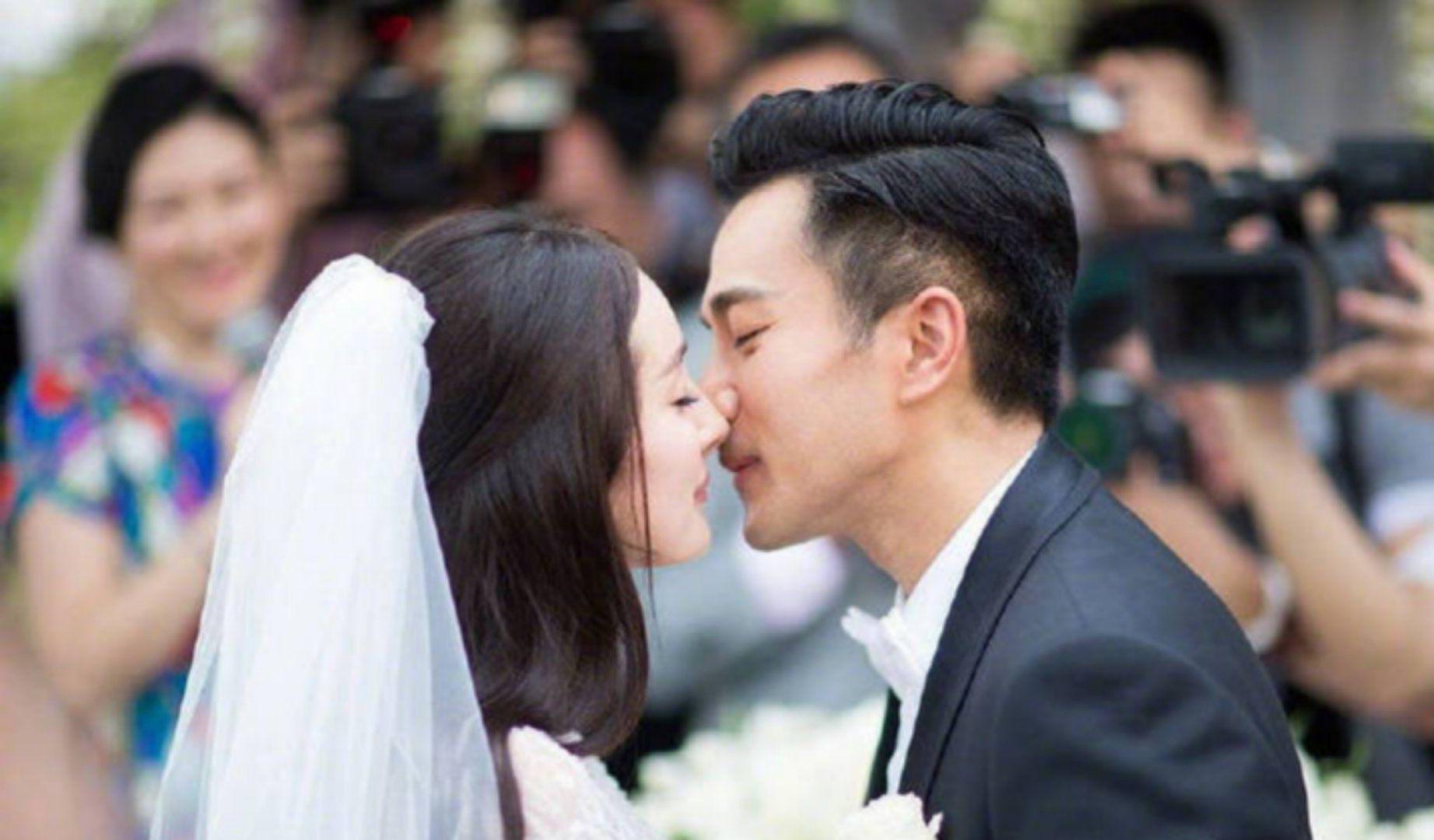 恋情再次实锤后,杨幂机场出现,全程低头不语心情不明