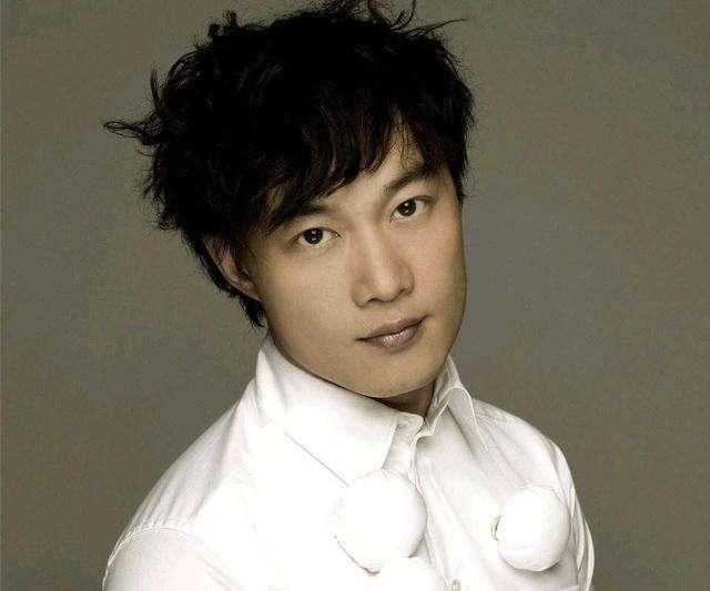 #神曲#2002年华语乐坛的爆火单曲，这些歌居然都18年了，时间太快啊！