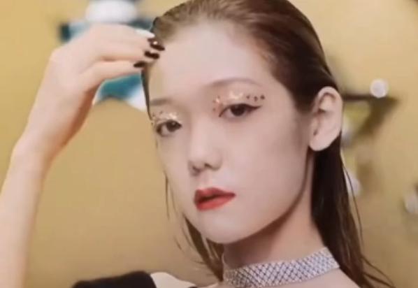 硬糖少女303|“硬糖少女303”彩妆大片，全员被“怼脸”拍摄？刘些宁“一骑绝尘”！