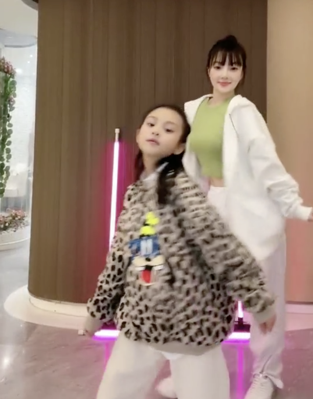 李小璐|李小璐携甜馨跳舞，母女俩动作同步一个甜美一个高冷，相处如闺蜜