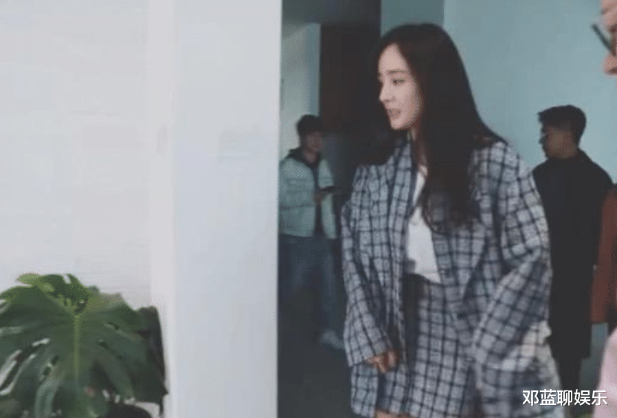 迪丽热巴|杨幂公司办公室全景首次曝光！空间很大，谁注意热巴照片的位置？