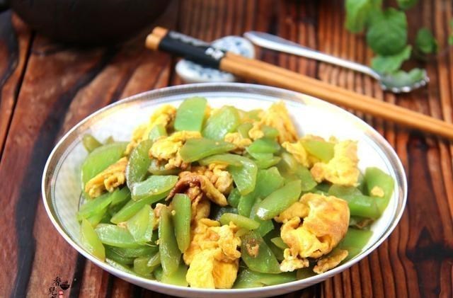 莴笋|秋天,少吃猪肉多吃它,才2元一斤,家家吃得起,比肉还香