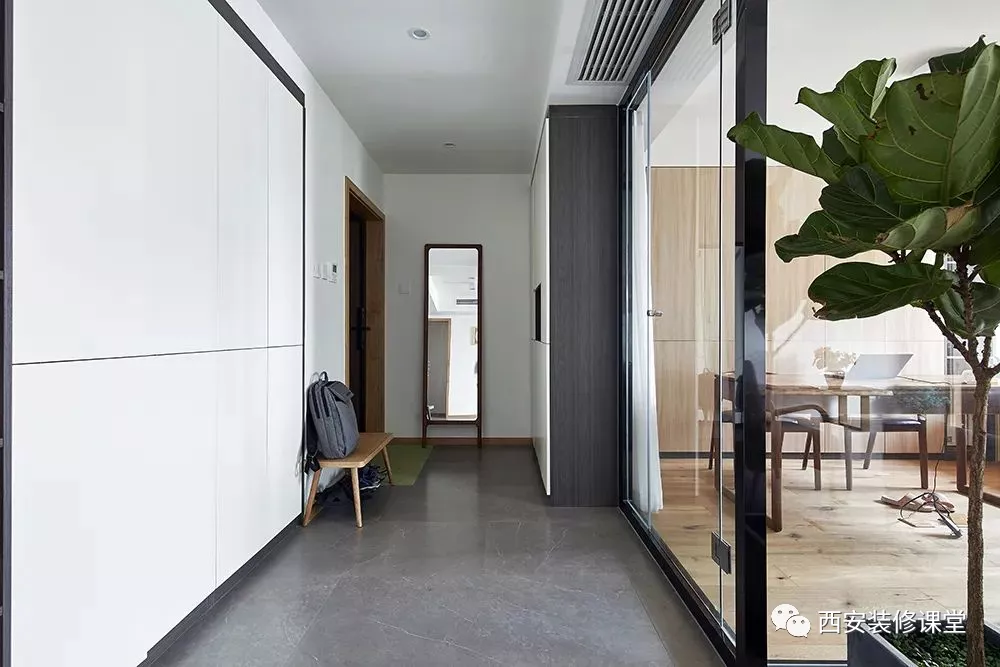 |150㎡三口之间，开放厨房和玻璃书房，大白墙也能有文艺范