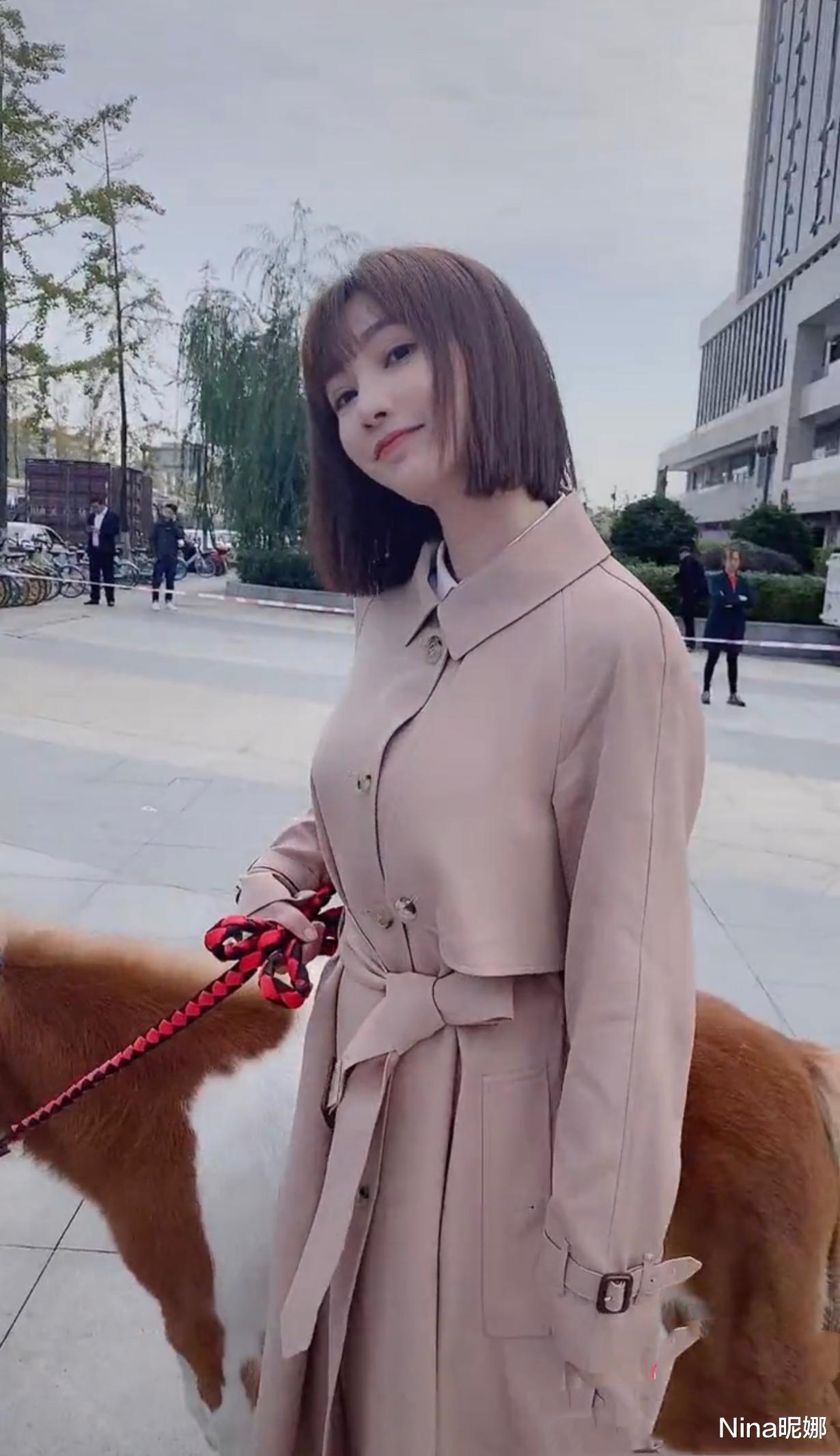 柳岩|柳岩逛商城真风光，穿风衣高跟鞋牵5万矮脚马太拉风，众人围拍成焦点