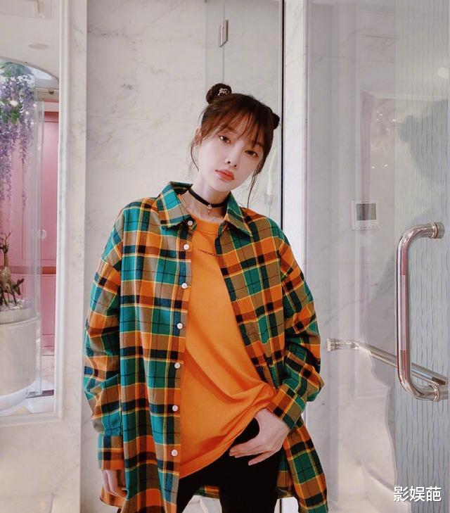 #李小璐#39岁李小璐真会扮嫩,扎哪吒头就算了还穿小鹿衫,拍照越来越杨幂